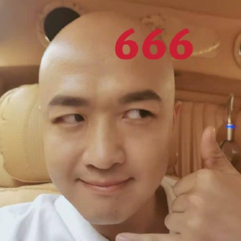 18日,包贝尔晒出一组自己模仿微信新表情的搞怪照,并写道:"蹭热度".