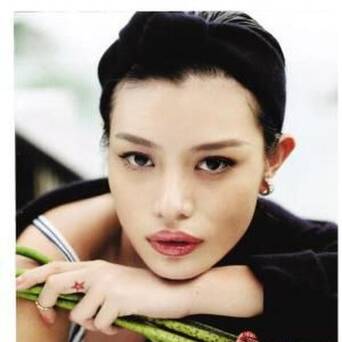 两人恋爱后,齐丹毅然辞掉工作来北京陪伴汪峰,让汪峰渡过了最艰难的