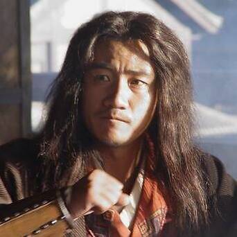 当他穿上乔峰的装扮,那扑面而来的气势,真的再适合不过了,胡军终于