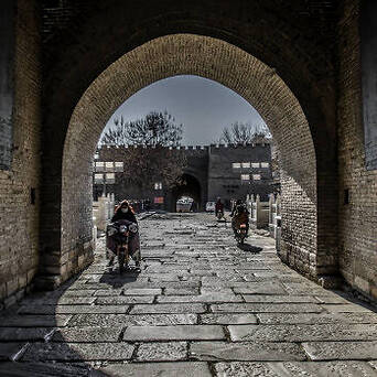 明洪武初年定州督都为防御外族入侵,展拓城墙至周长13公里,开四面城门