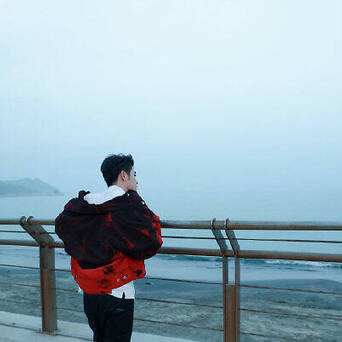 张云雷背影杀游客照,背影很帅,如果有正脸照就更好了