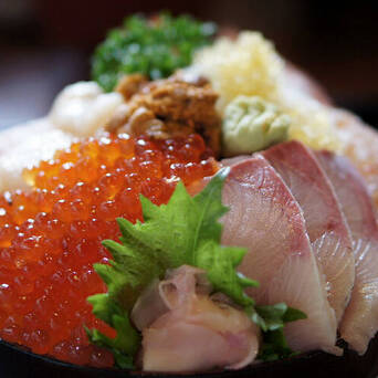 与散寿司不同,海鲜丼不用醋饭,寿司店不卖,是丼物店才有的料理.