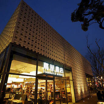 代官山店更改变了书单和排列方式,只有12%书籍与一般书店相同,还有cd