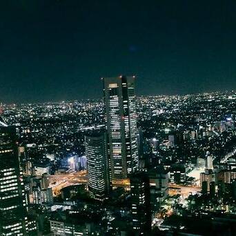 日本东京都厅是新宿西口的象征建筑 高楼夜景更是人气的秘密 第一本 凤凰网