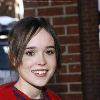 跨性别后首秀好身材,艾略特·佩吉笑容灿烂腹肌瞩目_凤凰网娱乐_凤凰