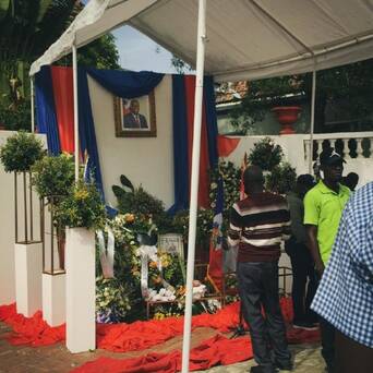 今天是海地被暗杀总统莫伊斯的葬礼,结果在葬礼现场外围发生了枪击