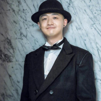 18日包贝尔晒出一组自己模仿微信新表情的搞怪照并写道蹭热度照片中他