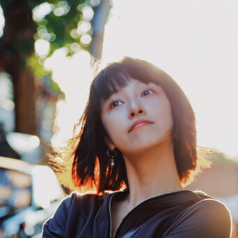 《爱情公寓4》中饰演张伟喜欢的女孩薇薇,在《三十而已》中饰演yoyo