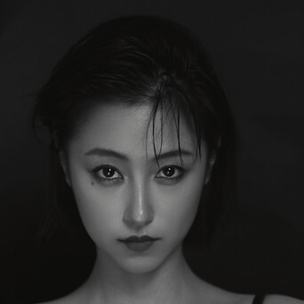 有网友发现,艾佳妮还是易