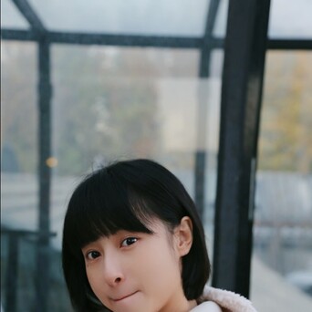 有网友发现,艾佳妮还是易