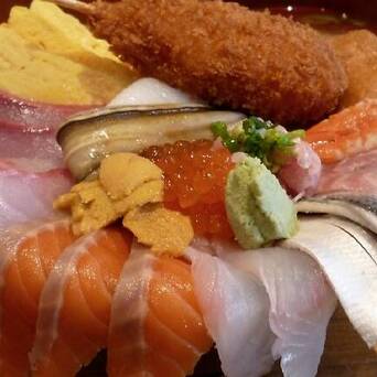 与散寿司不同,海鲜丼不用醋饭,寿司店不卖,是丼物店才有的料理.