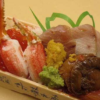 与散寿司不同,海鲜丼不用醋饭,寿司店不卖,是丼物店才有的料理.