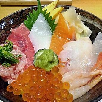 与散寿司不同,海鲜丼不用醋饭,寿司店不卖,是丼物店才有的料理.