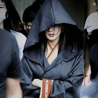 杨幂黑袍披风造型太酷了,是又飒又美的幂姐没错了