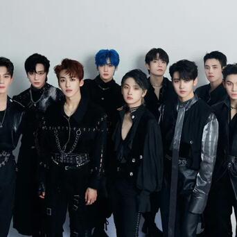 r1se成员集体为翟潇闻庆生5月28日r1se官博发布队友为翟潇闻庆生的