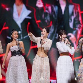 那英晒《如燕》组重聚合照,五人相拥姐妹情深_凤凰网娱乐_凤凰网