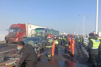 河南郑新车祸救援人员：事故涉200多辆车 伤者已送往医院