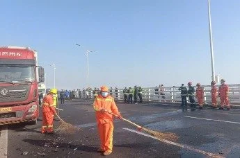 河南郑新车祸救援人员：事故涉200多辆车 伤者已送往医院