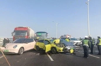 河南郑新车祸救援人员：事故涉200多辆车 伤者已送往医院