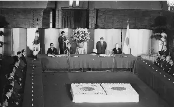 1965年6月22日，韩国外长李东元和日本外务大臣椎名悦三郎在日本首相官邸签订《日韩基本条约》