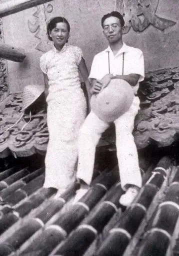 1936年林徽因（左）和梁思成在北京天壇。