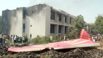 印度坠机事故已致超290人死亡