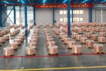 2021年投产时，厂房内摆满铜杆