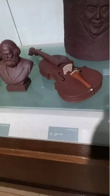 诗魂映匠魄：牟家辉与紫砂小提琴的跨界传奇