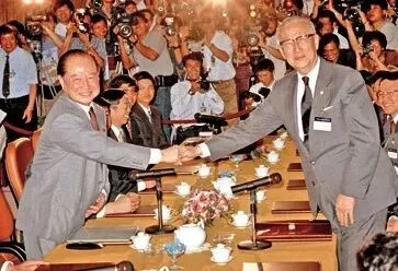 ▎1993年4月27日，時任海峽兩岸關係協會會長汪道涵、海峽交流基金會創辦人辜負振甫舉行了「汪德股份」首次會議。圖源：共產黨員網