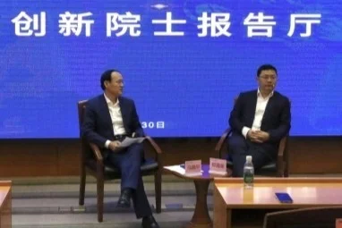 （图）郑海荣院士（右）在回答听众提问