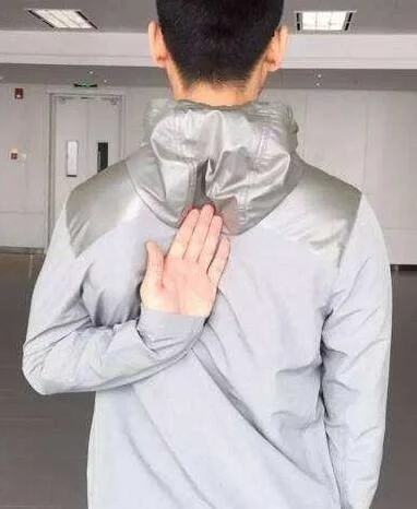 肩膀痛就是肩周炎？三个动作自测有无肩周炎，中招的怎么缓解？（肩膀哪里疼才是肩周炎）