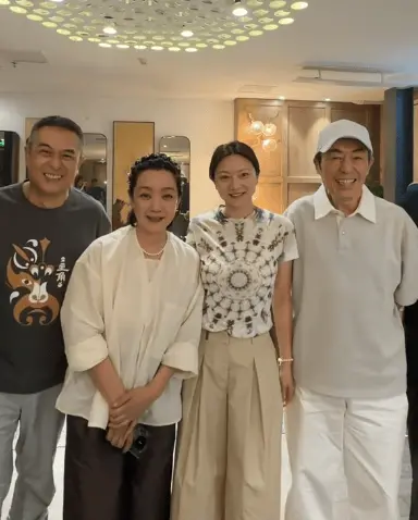 45岁陈婷越发年轻，看起来像30多岁。