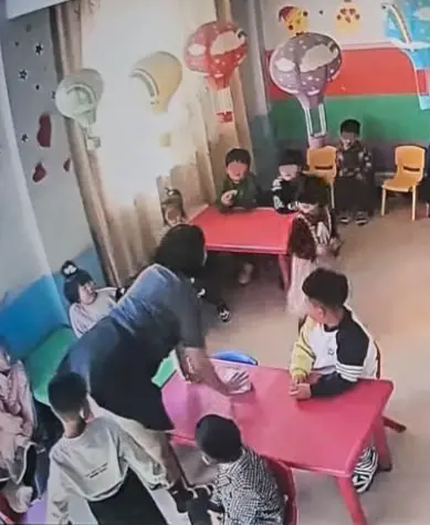 “幼兒園虐童案”庭審細節披露：孩子行為障礙成焦點