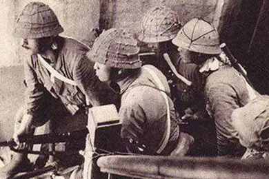 ▲在这张抗战历史照片上，日军钢盔有伪装网，还看得到钢盔下面露出的帽垂（图/网络）