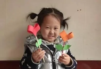 花朵手工、爱心贺卡……济南炼油厂幼儿园孩子把祝福送给妈妈-幼儿制作贺卡送妈妈