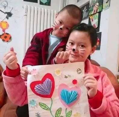 花朵手工、爱心贺卡……济南炼油厂幼儿园孩子把祝福送给妈妈-幼儿制作贺卡送妈妈