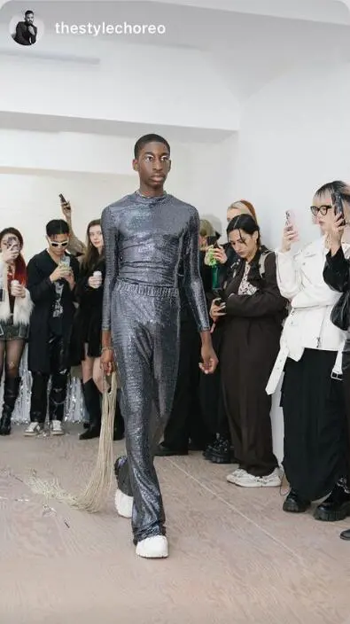 瞩目全球 黛西法罗DAISY FELLOWES亮相伦敦时装周，以解构美学开启时尚灵魂