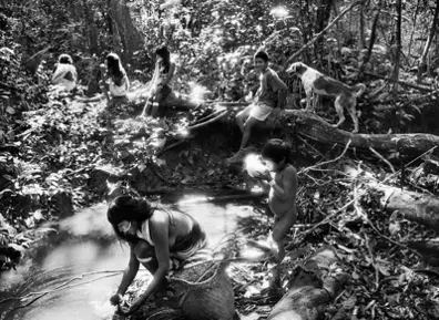 1998年巴西亚马逊州的Javari原住民保护区Maronal村附近 摄制：Sebastião Salgado