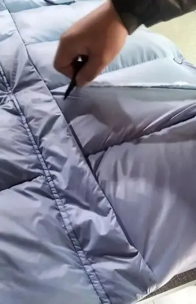 供货厂家剪破了退货羽绒服(视频截图)