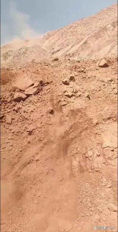 事故前6分钟，挖掘机司机李麟拍下视频，山体上石粉流动，生产队长却在对讲机里催促大家下坑。