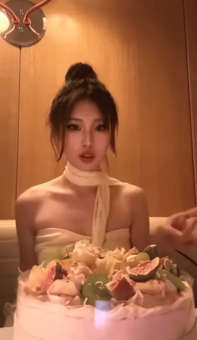 徐朵在镜头前跳手势舞。