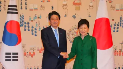 2015年11月，韩国总统朴槿惠（右）与日本首相安倍晋三（左）在首尔青瓦台举行会谈讨论慰安妇问题，12月两国达成慰安妇问题的协议，日本道歉并承诺赔偿。图源：路透社