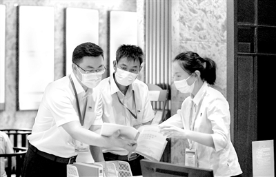 图为河南省开封市城乡一体化示范区纪工委监察工委工作人员通过“办不成事”监督窗口平台，对“入企访廉”活动中发现的有关问题进行交办。 曹旭 摄