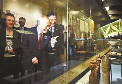 2014年，舛添要一参观北京首都博物馆 图自北京青年报