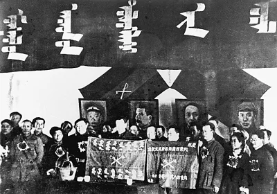 图为1947年5月1日，当选的自治区主席、副主席、委员在内蒙古自治区政府成立大会上宣誓就职资料照片
