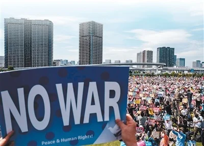 5月3日，日本东京民众举行“2026年大宪法集会”，举着写有“反对战争”“停止修宪 停止军事扩张”的标语牌，反对修宪扩军。菲利普·方摄（影像中国）