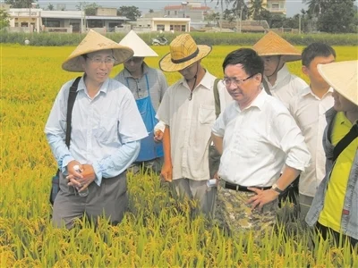 图为万建民（左四）和团队成员。 南京农业大学供图