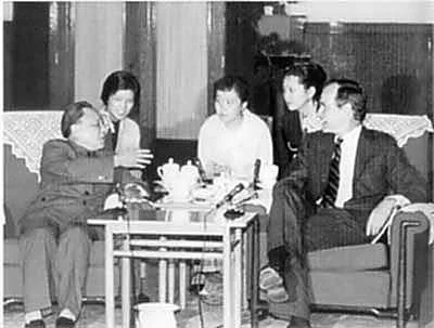 1982年5月,邓小平会见时任美国副总统的乔治·布什;3个月后,中美双方发表《八一七公报》。