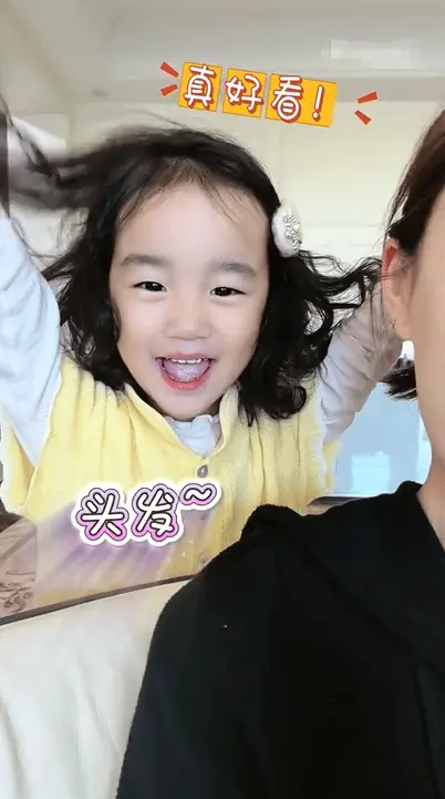 搜狐娱乐讯 近日，海哈金喜晒出一段日常vlog，记录了她与前夫李亚鹏陪伴4岁女儿夏夏烫头发的全过程，相处默契画面温馨。