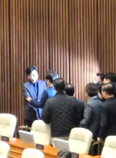 阻止尹锡悦戒严令后,李在明与韩国执政党党首握手
